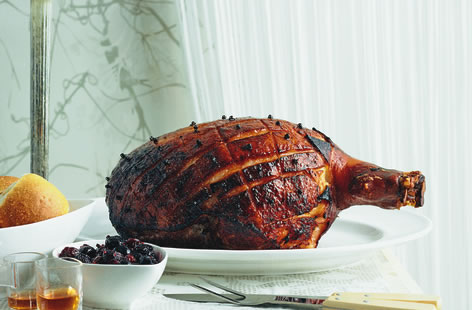 Gingerbread spice glazed ham with cherry relish